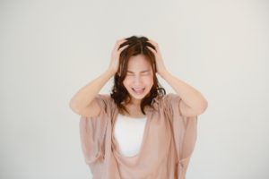 自律神経の不調に悩む女性のイメージ画像