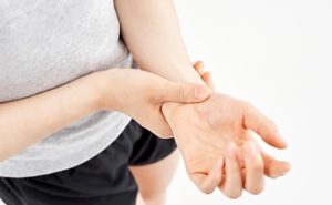 手首の痛みに悩む人のイメージ画像