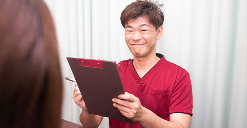 施術者と今後の過ごし方について相談する様子