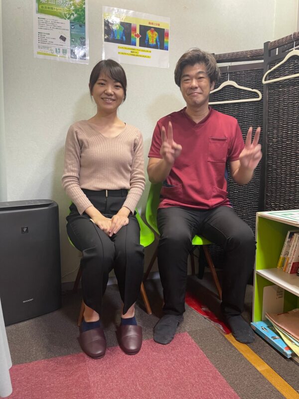 毎日続く背中の痛みで来院された30代女性患者様との写真