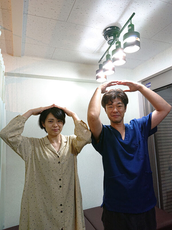 首の痛みと頭痛で来院された20代女性患者様との写真