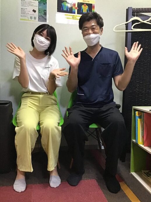 立ち上がると腰が痛かった20代女性患者様との写真